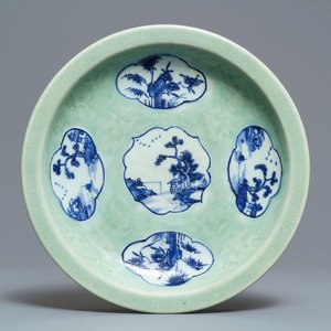 A Chinese celadon-ground dish with blue and white landscape medallions, 18/19th C. — 照片 1