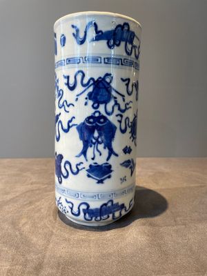 A Chinese celadon-ground slib design 'dragon' vase and Chinese blue and white vase or incense container, 19th C. — 照片 13