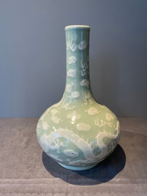 A Chinese celadon-ground slib design 'dragon' vase and Chinese blue and white vase or incense container, 19th C. — 照片 2