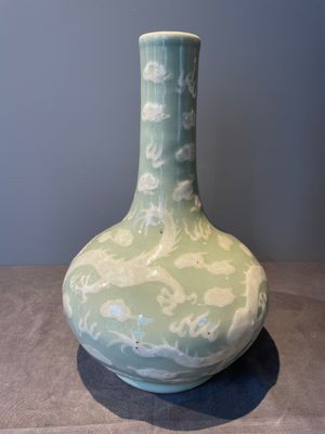 A Chinese celadon-ground slib design 'dragon' vase and Chinese blue and white vase or incense container, 19th C. — 照片 3