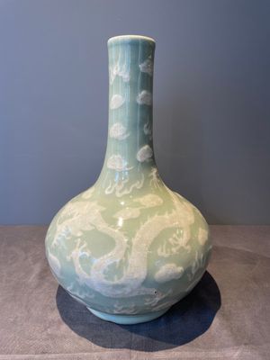 A Chinese celadon-ground slib design 'dragon' vase and Chinese blue and white vase or incense container, 19th C. — 照片 4