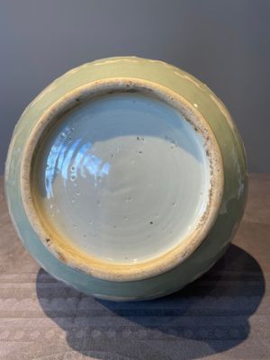 A Chinese celadon-ground slib design 'dragon' vase and Chinese blue and white vase or incense container, 19th C. — 照片 7