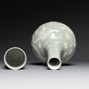 A Chinese celadon-ground slib design 'dragon' vase and Chinese blue and white vase or incense container, 19th C. — 照片 3