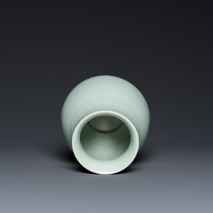 A Chinese celadon 'hu' vase, Qianlong mark, 19/20th C. — photo 5