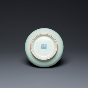 A Chinese celadon 'hu' vase, Qianlong mark, 19/20th C. — photo 6