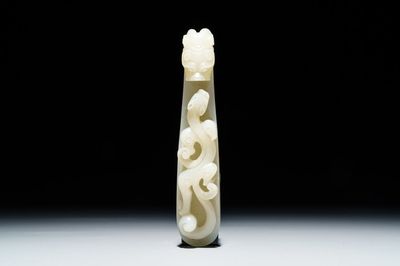 A Chinese celadon jade belt hook, 18/19th C.