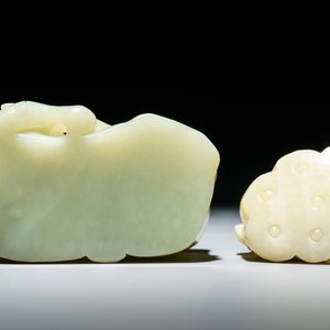 A Chinese celadon jade brush pot and a group with a boy on a lotus flower, 19/20th C. — 照片 2