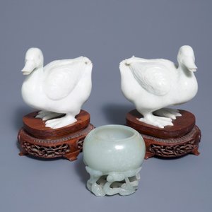 A Chinese celadon jade brush washer and a pair of white jade ducks, 19th and 20th C. — photo 1
