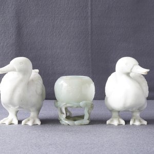 A Chinese celadon jade brush washer and a pair of white jade ducks, 19th and 20th C. — photo 20