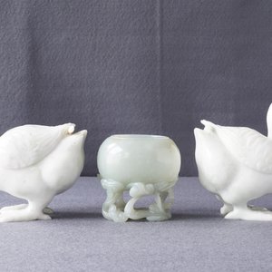 A Chinese celadon jade brush washer and a pair of white jade ducks, 19th and 20th C. — photo 21