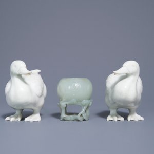 A Chinese celadon jade brush washer and a pair of white jade ducks, 19th and 20th C. — photo 5