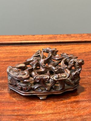 A Chinese celadon jade brush washer on wooden stand, 19/20th C. — 照片 11