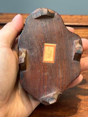 A Chinese celadon jade brush washer on wooden stand, 19/20th C. — 照片 14