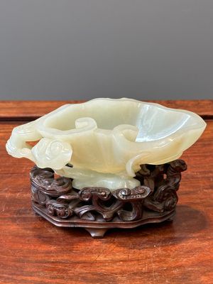 A Chinese celadon jade brush washer on wooden stand, 19/20th C. — 照片 3