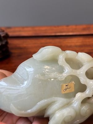 A Chinese celadon jade brush washer on wooden stand, 19/20th C. — 照片 9