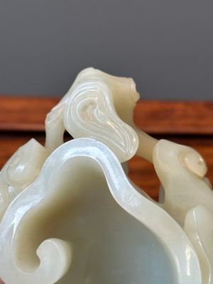 A Chinese celadon jade brush washer on wooden stand, 19/20th C. — 照片 10