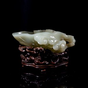 A Chinese celadon jade brush washer on wooden stand, 19/20th C. — 照片 1