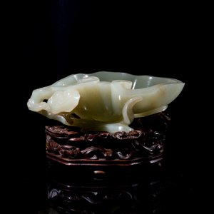 A Chinese celadon jade brush washer on wooden stand, 19/20th C. — 照片 3