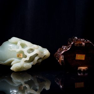 A Chinese celadon jade brush washer on wooden stand, 19/20th C. — 照片 7