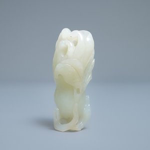 A Chinese celadon jade 'Buddha hand' carving, 19th C. — photo 1