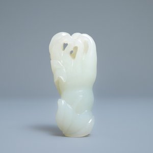 A Chinese celadon jade 'Buddha hand' carving, 19th C. — photo 4