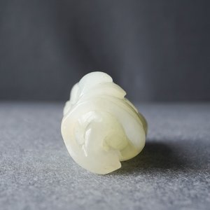 A Chinese celadon jade 'Buddha hand' carving, 19th C. — photo 10