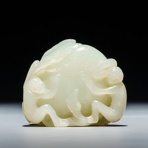 A Chinese celadon jade carving of a peach with two monkeys, 19/20th C. — 照片 1