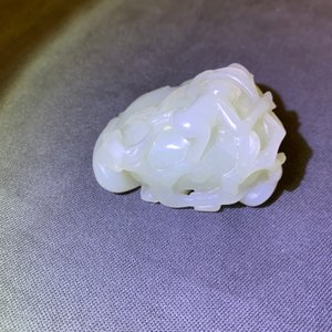 A Chinese celadon jade carving of a peach with two monkeys, 19/20th C. — 照片 15