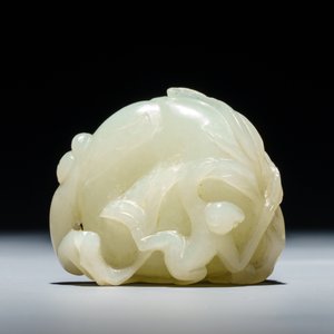 A Chinese celadon jade carving of a peach with two monkeys, 19/20th C. — 照片 3