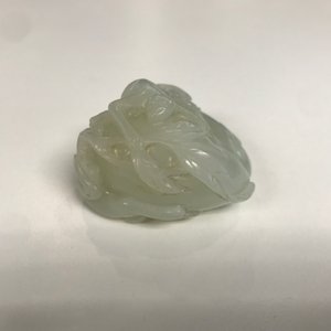 A Chinese celadon jade carving of a peach with two monkeys, 19/20th C. — 照片 9