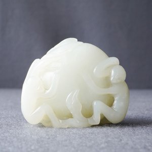 A Chinese celadon jade carving of two monkeys on a peach, 19th C. — photo 16