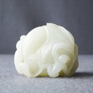 A Chinese celadon jade carving of two monkeys on a peach, 19th C. — photo 17