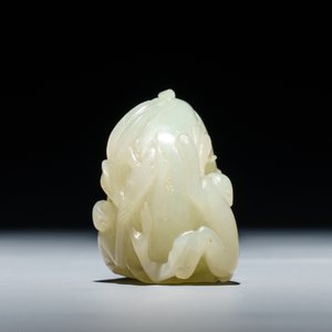 A Chinese celadon jade carving of two monkeys on a peach, 19th C. — photo 4