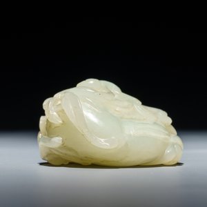 A Chinese celadon jade carving of two monkeys on a peach, 19th C. — photo 6