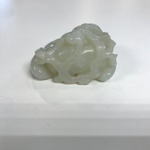 A Chinese celadon jade carving of two monkeys on a peach, 19th C. — photo 8