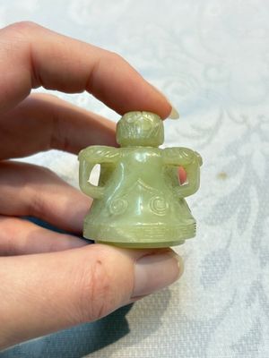 A Chinese celadon jade covered vase, with wooden stand, and a bowl with wooden cover and stand, 19/20th C. — photo 11