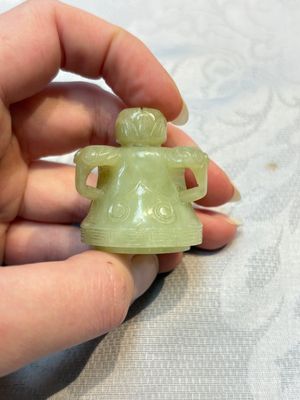 A Chinese celadon jade covered vase, with wooden stand, and a bowl with wooden cover and stand, 19/20th C. — photo 13
