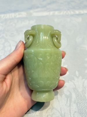 A Chinese celadon jade covered vase, with wooden stand, and a bowl with wooden cover and stand, 19/20th C. — photo 2