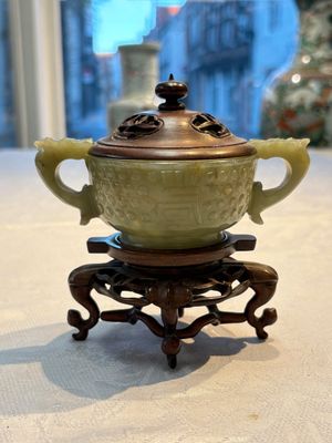 A Chinese celadon jade covered vase, with wooden stand, and a bowl with wooden cover and stand, 19/20th C. — photo 21