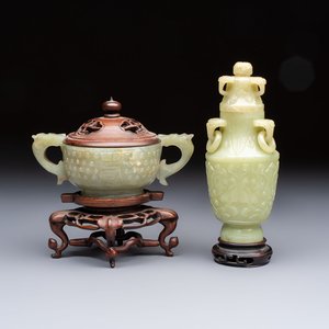 A Chinese celadon jade covered vase, with wooden stand, and a bowl with wooden cover and stand, 19/20th C. — photo 1