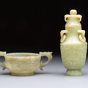 A Chinese celadon jade covered vase, with wooden stand, and a bowl with wooden cover and stand, 19/20th C. — photo 2