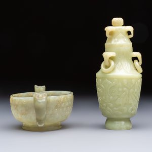 A Chinese celadon jade covered vase, with wooden stand, and a bowl with wooden cover and stand, 19/20th C. — photo 3