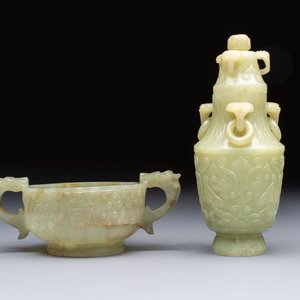 A Chinese celadon jade covered vase, with wooden stand, and a bowl with wooden cover and stand, 19/20th C. — photo 4