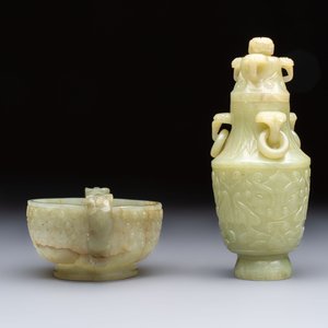 A Chinese celadon jade covered vase, with wooden stand, and a bowl with wooden cover and stand, 19/20th C. — photo 5