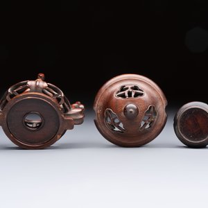 A Chinese celadon jade covered vase, with wooden stand, and a bowl with wooden cover and stand, 19/20th C. — photo 8