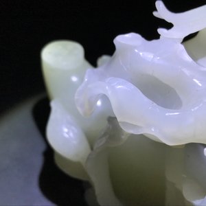 A Chinese celadon jade 'cranes' group on carved wooden base, Qing — 照片 11