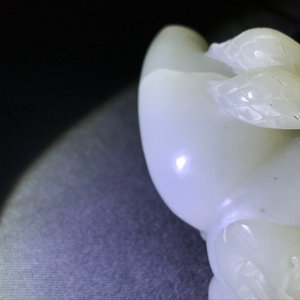 A Chinese celadon jade 'cranes' group on carved wooden base, Qing — 照片 16
