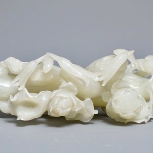 A Chinese celadon jade 'cranes' group on carved wooden base, Qing — 照片 6