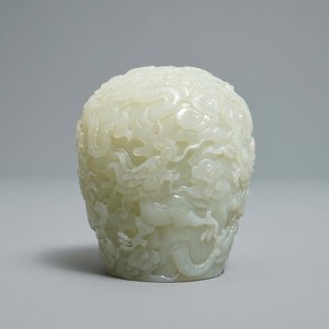 A Chinese celadon jade 'dragon' finial for a stupa, 19/20th C. — 照片 1