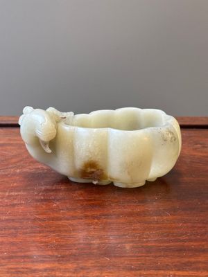 A Chinese celadon jade flower-shaped brush washer with ram's head, 17th C. — 照片 1